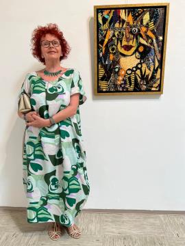 Marcela Kopitar ob svoji nagrajeni umetnini